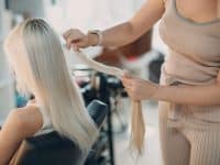 Guia completo de como colocar mega hair em casa