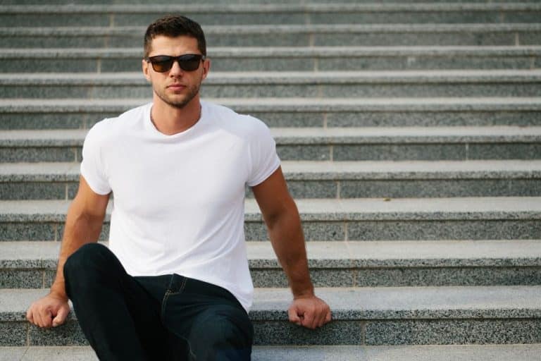Homem estiloso usando camiseta branca masculina
