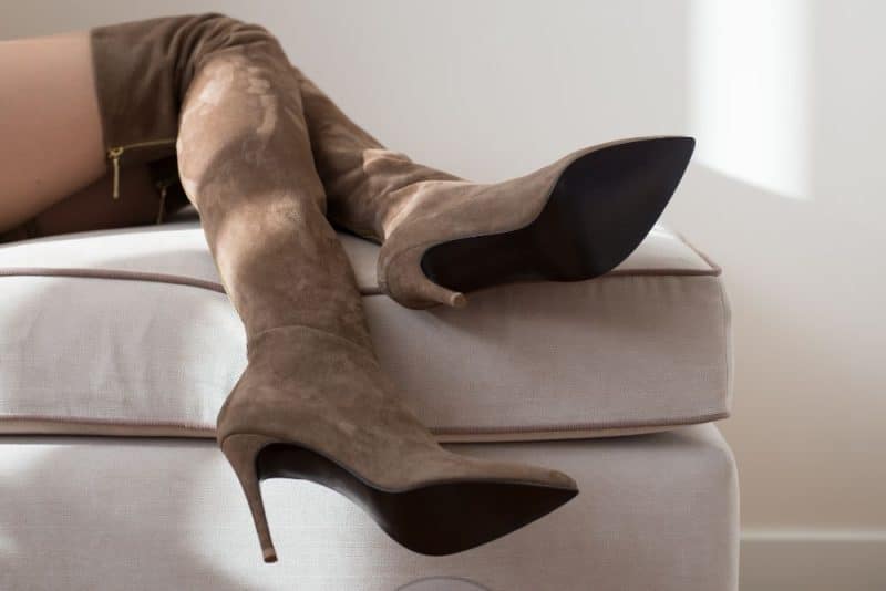 Descubra como combinar shorts e botas altas