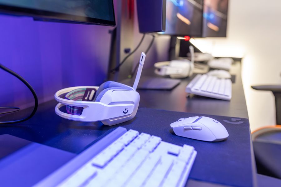 Fone gamer com fio branco para PC